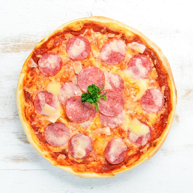 Pizza tradicional com linguiça de salame e mussarela Vista superior espaço livre para o seu texto Estilo rústico