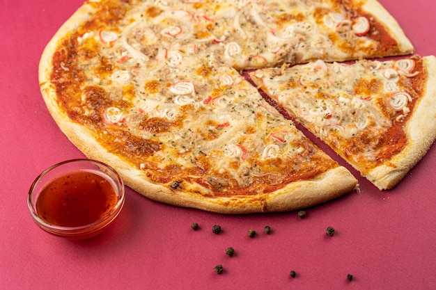 Pizza tradicional hecha a mano en mesa roja
