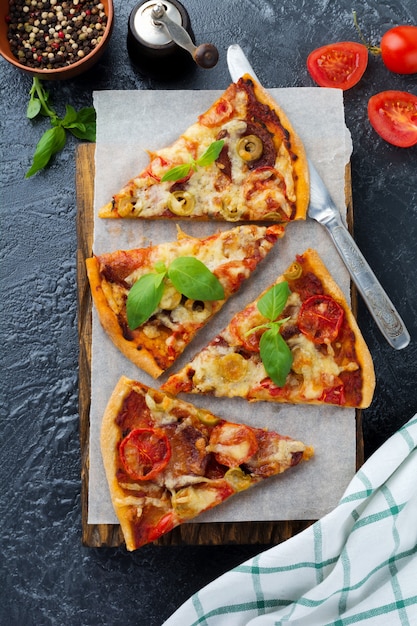 Pizza tradicional italiana con tomate