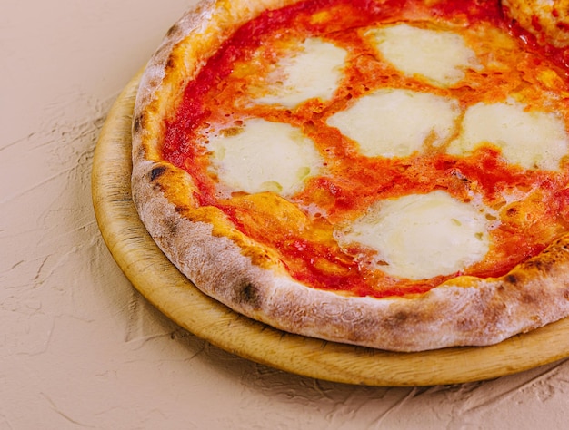 Pizza tradicional napolitana en una tabla de madera