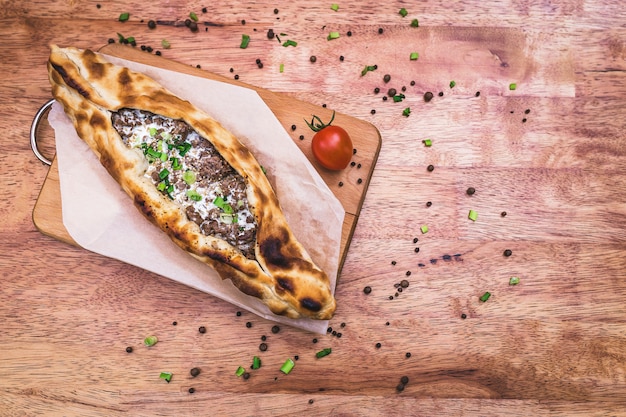 Foto pizza turca com carne moída