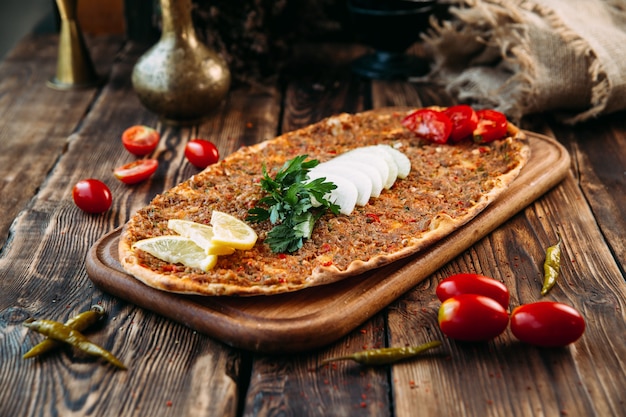 Pizza turca lahmajun con carne picada en corteza delgada