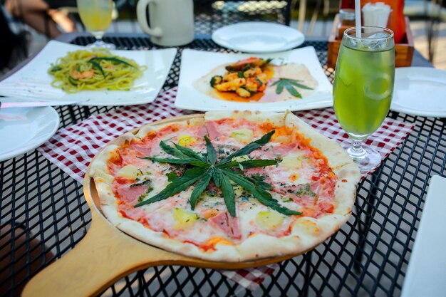 Pizza uma mistura de folhas de maconha desenvolvida para os amantes da saúde em uma novidade.