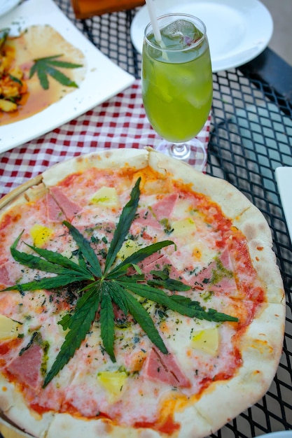 Pizza uma mistura de folhas de maconha desenvolvida para os amantes da saúde em uma novidade.