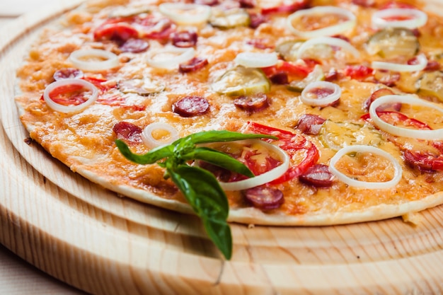 Pizza variada na mesa de madeira