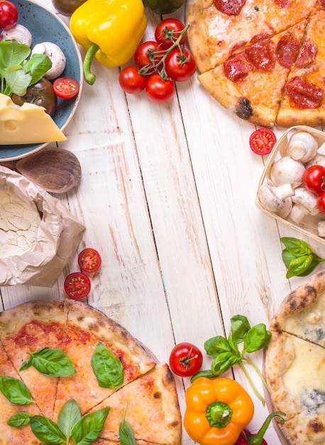 Pizza con una variedad de ingredientes y coberturas de fondo.