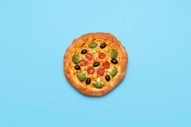 Pizza vegana aislada en mesa azul Vista superior de pizza vegetal casera