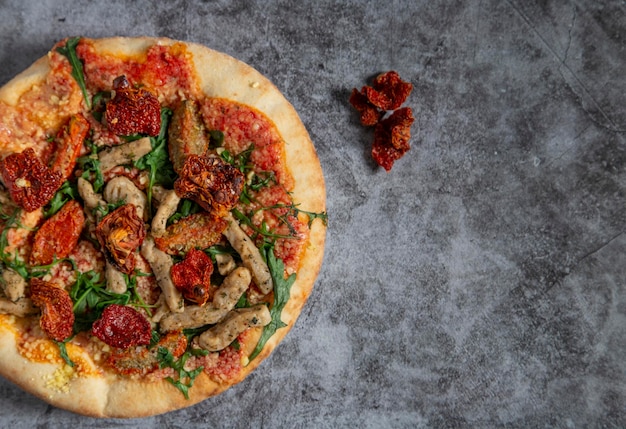 Pizza vegana com espaço de cópia para texto em um fundo rústico