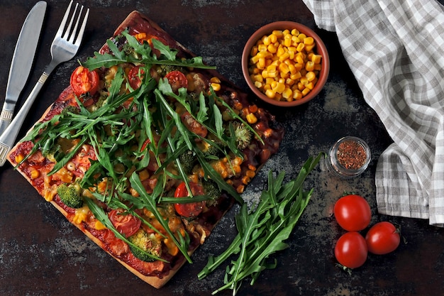 Pizza vegana cuadrada con rúcula.