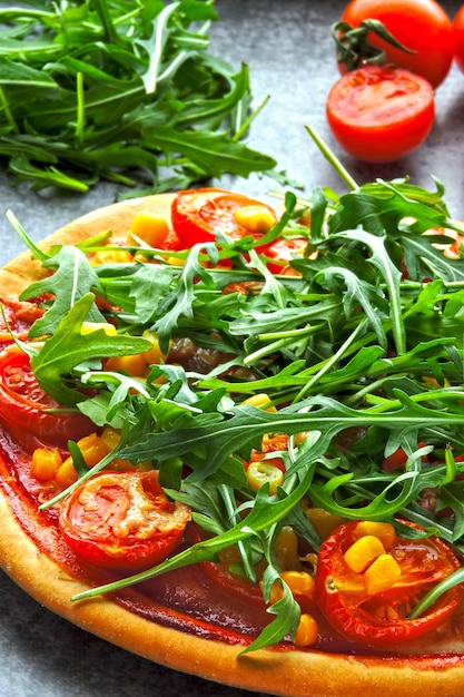 Pizza vegana con rúcula fresca. Comida sana.