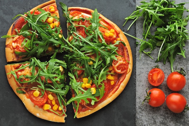 Pizza vegana con rúcula fresca. Comida sana.