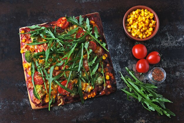 Pizza vegana con verduras y salsa.