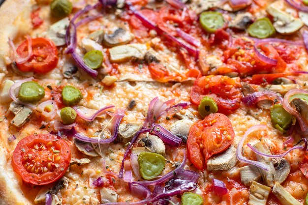 Pizza vegetais, tomate, cebola, picles, cogumelos, etc. comida vegana ou vegetariana