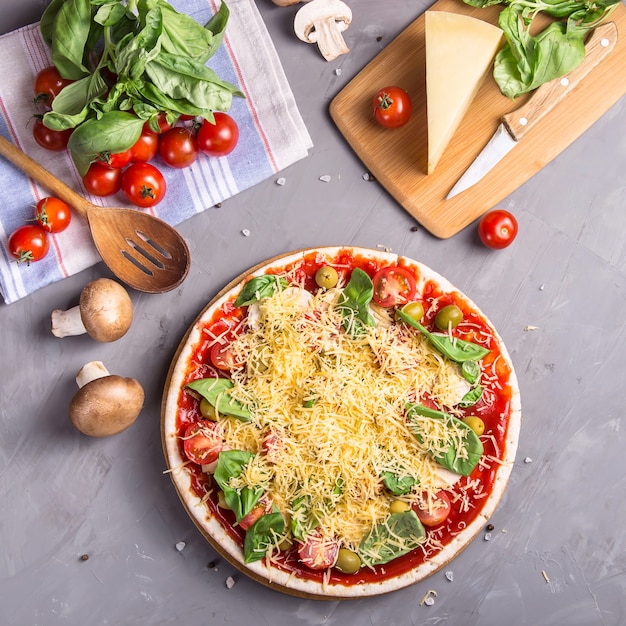 Pizza vegetariana casera rápida con setas en una mesa gris