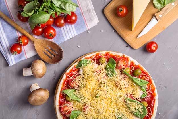 Pizza vegetariana casera rápida con setas en una mesa gris