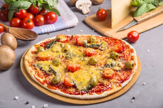 Pizza vegetariana casera rápida con setas en una mesa gris