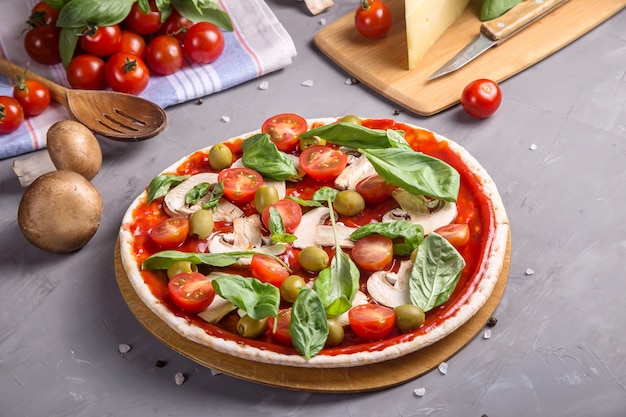 Pizza vegetariana casera rápida con setas en una mesa gris