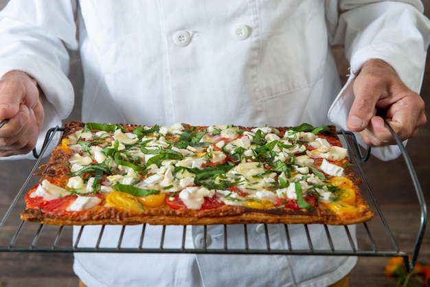 Pizza vegetariana casera con tomate y queso.