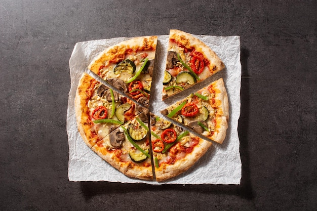 Pizza vegetariana com abobrinha tomate pimentão e cogumelos