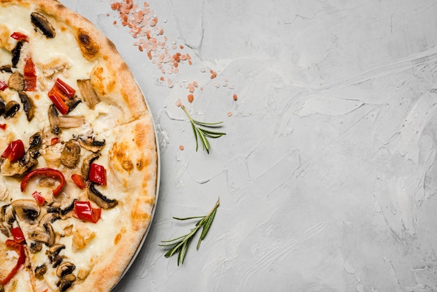 Foto pizza vegetariana com espaço de cópia