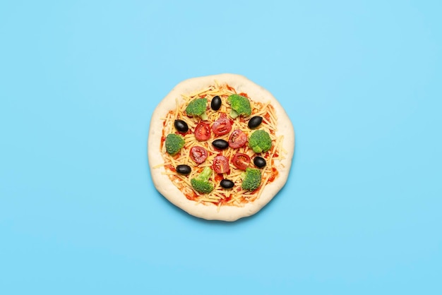 Pizza vegetariana crua na mesa azul Pizza vegana crua plana