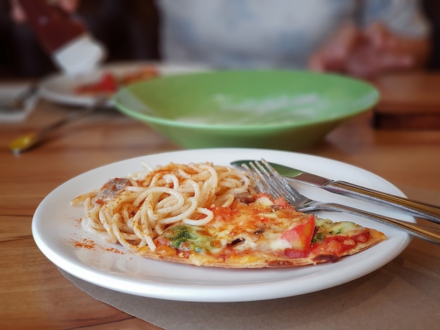 Pizza vegetariana e massa cremosa de cogumelos