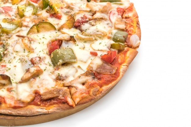 pizza vegetariana em fundo branco