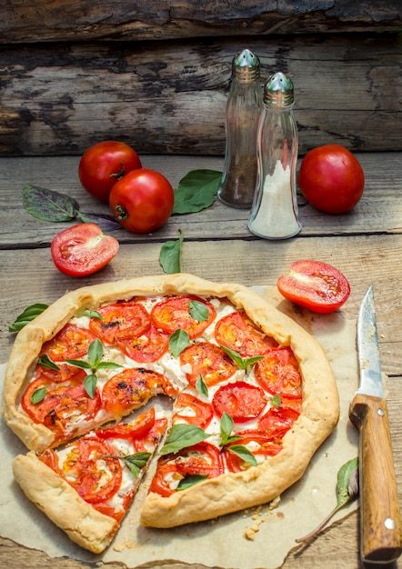 Pizza vegetariana. Enfoque selectivo Comida ecológica de naturaleza.
