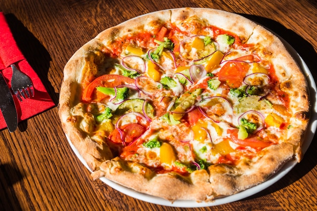 Pizza vegetariana fresca quente em cima da mesa. Conceito de cozinha e pratos italiano.