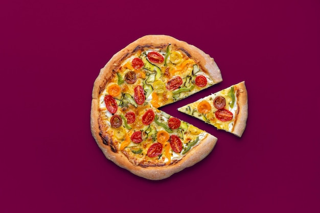 Pizza vegetariana minimalista em uma vista superior de fundo magenta