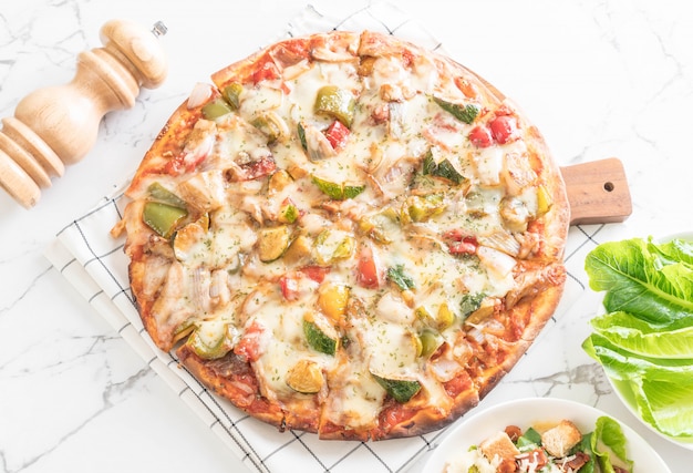 pizza vegetariana na mesa