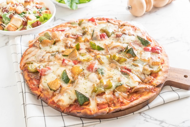 pizza vegetariana na mesa