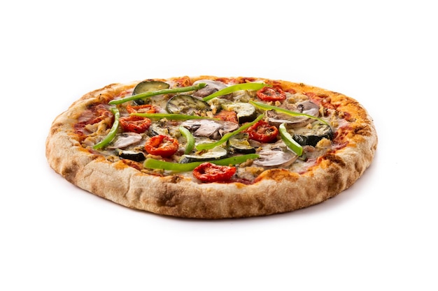 Pizza vegetariana con pimientos tomate calabacín y champiñones aislado sobre fondo blanco.