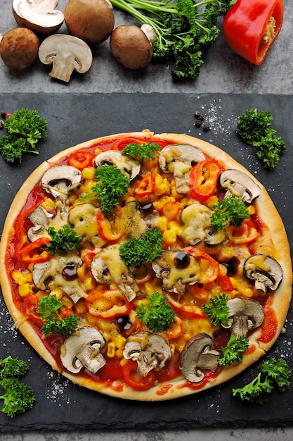 Pizza vegetariana saudável com cogumelos e legumes. Keto dieta. Pizza Keto.
