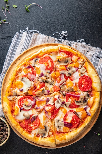 Pizza vegetariana vegetal tomate pimiento cebolla seta maíz porción fresca lista para comer comida