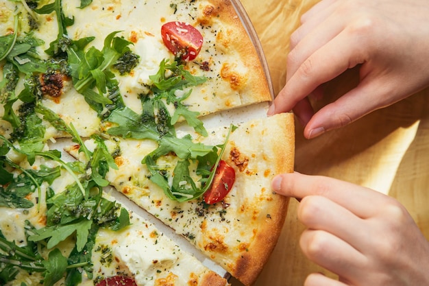 Pizza vegetariana de verduras de primer plano en una vista superior de la mesa de madera