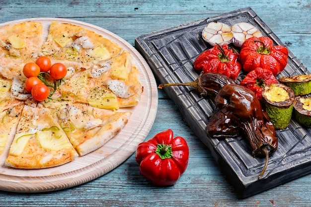 Pizza y verduras al horno