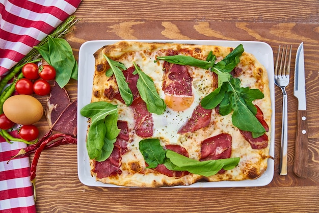 Pizza con verduras coloridas