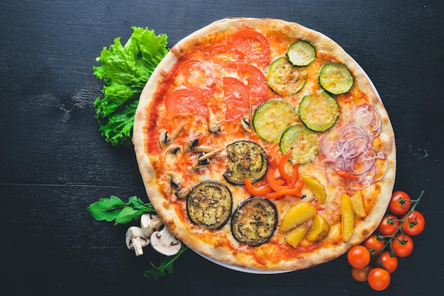 Pizza con verduras y mozzarella Sobre un fondo de madera Vista superior Espacio libre para el texto