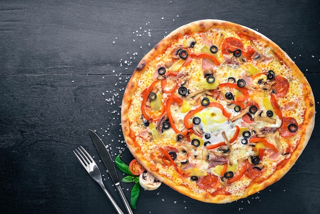 Pizza con verduras. Sobre un fondo de madera. Vista superior. Espacio libre para su texto.