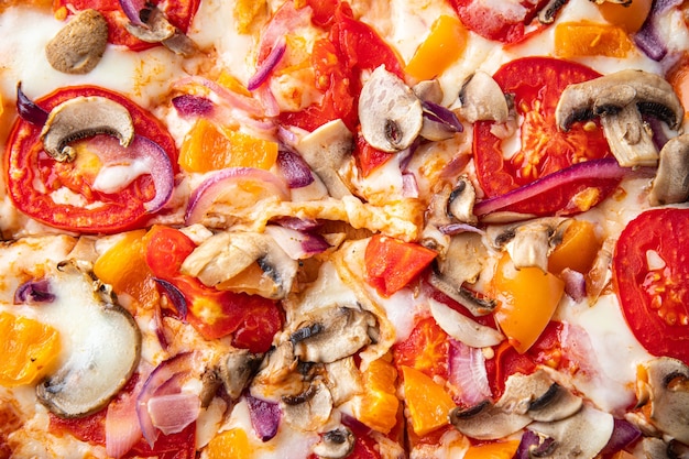 pizza verduras tomate pimiento cebolla champiñones maíz y más porción fresca lista para comer comida