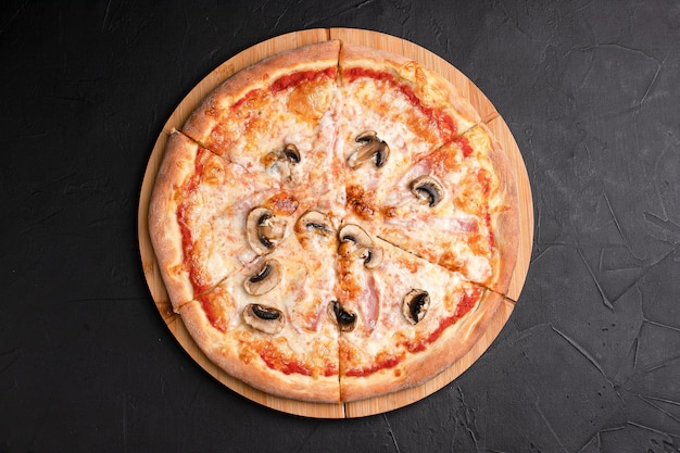 Foto pizza verschiedene pizzen mit unterschiedlichen füllungen auf schwarzem hintergrund