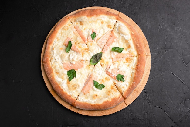 Pizza verschiedene Pizzen mit unterschiedlichen Füllungen auf schwarzem Hintergrund