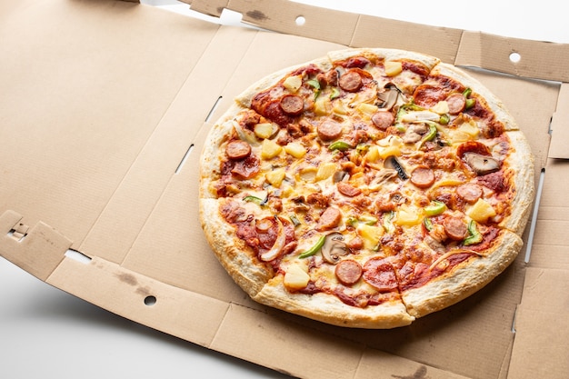 Pizza vista de cima na caixa marrom de alimentos e conceitos alimentares