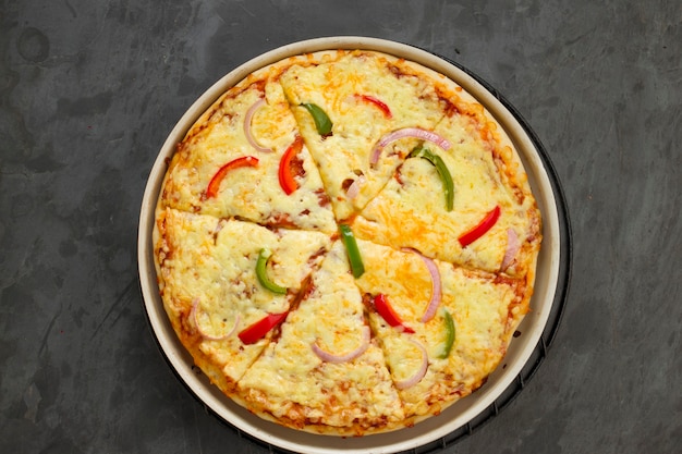 Pizza3 geschichtete Käsepizza aus grüner und roter Paprika