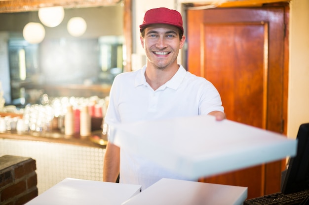 Pizzabote, der Pizzakästen gibt