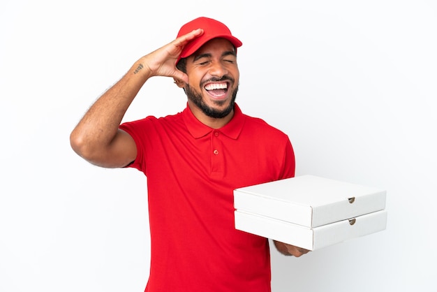 Pizzabote, der Pizzakartons aufnimmt, isoliert auf weißem Hintergrund, lächelt viel