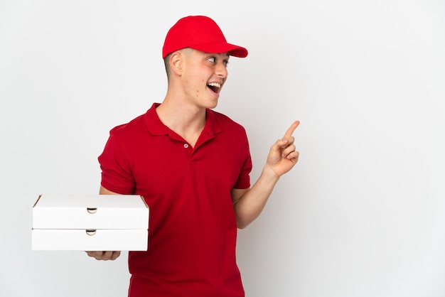 Pizzaboten mit Arbeitskleidung, die auf Weiß isolierte Pizzaschachteln aufnimmt, um die Lösung zu realisieren, während ein Finger angehoben wird