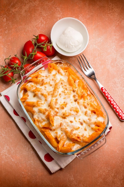 Foto pizzaiola de pasta al horno con tomate y mozzarella