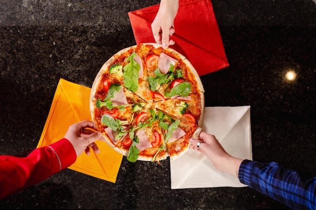 Foto pizzaiolo bereitet pizza in der küche zu, der koch bereitet den teig zu